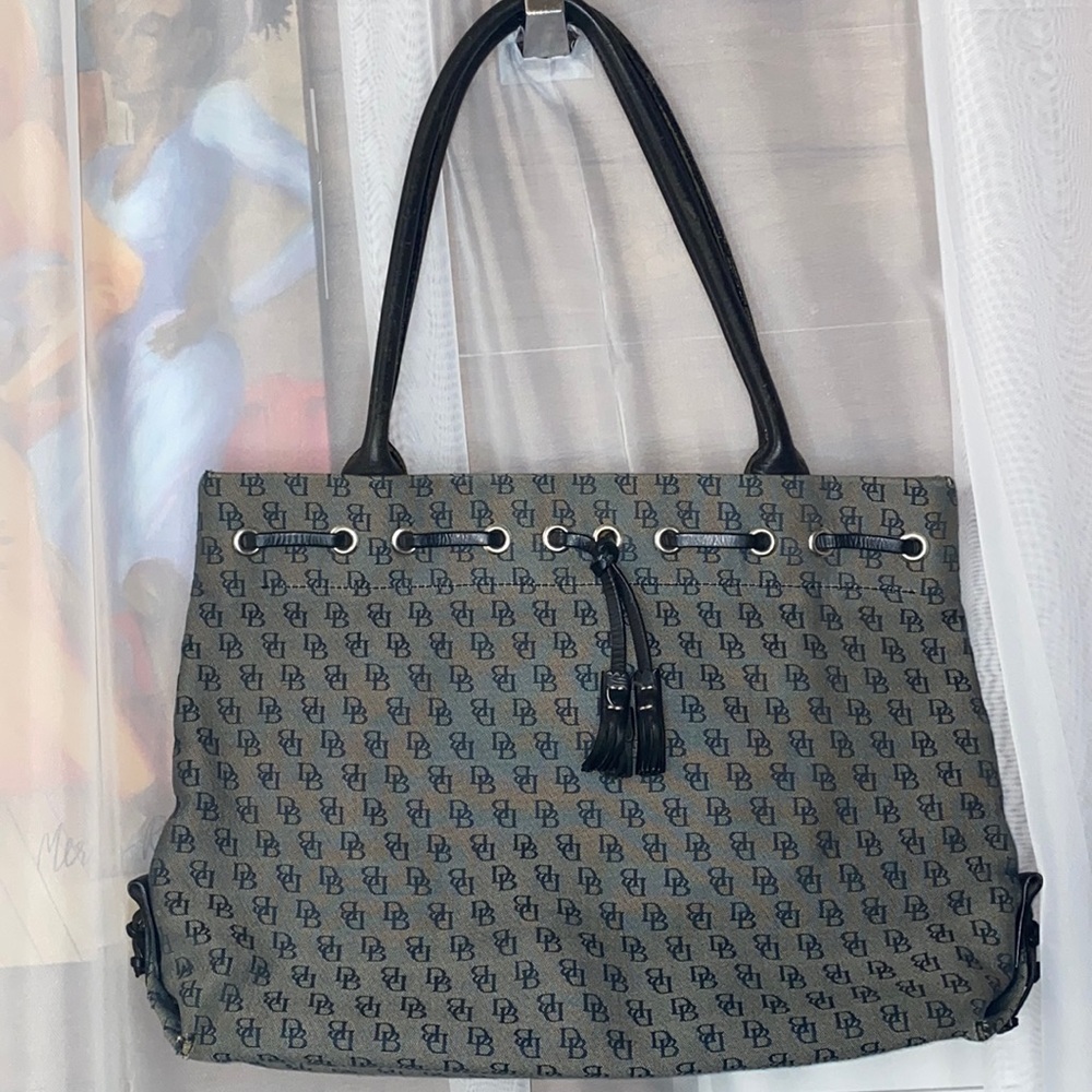 Dooney & Bourke  signature Satchel 👜🥰